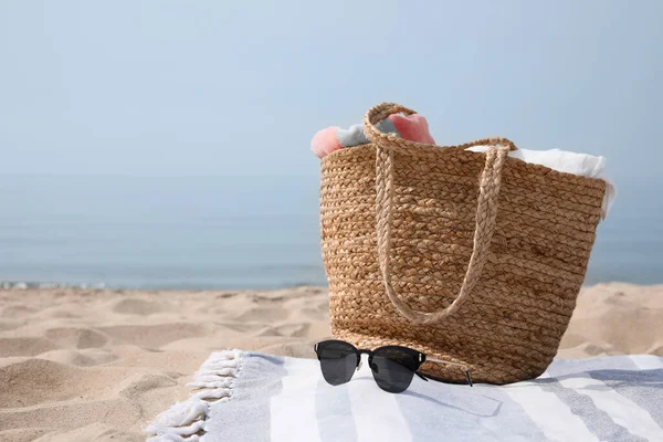 Sac Plage Serviettes Lunettes Soleil Couverture Sur Bord Mer Sablonneux — Photo