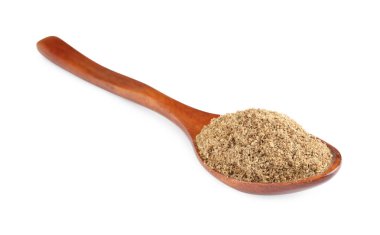 Tahta kaşık, beyaz arka planda pudralanmış kişniş.