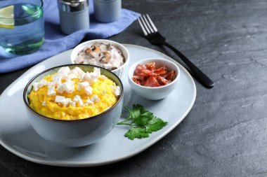 Banosh, brynza, domuz çıtırtısı ve mantarla servis ediliyor. Geleneksel Ukrayna yemeği