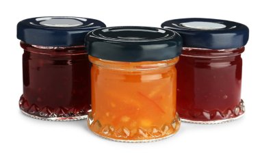 Beyaz arkaplanda farklı sıkışık kavanozlar