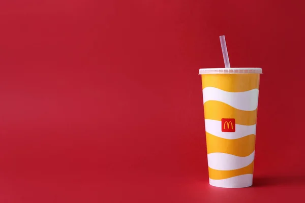 Mykolaiv Ukraine Sierpnia 2021 Zimny Napój Mcdonalda Czerwonym Tle Miejsce — Zdjęcie stockowe