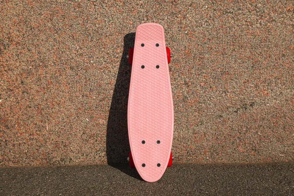 Růžový Skateboard Červenými Koly Blízkosti Zdi Venku — Stock fotografie