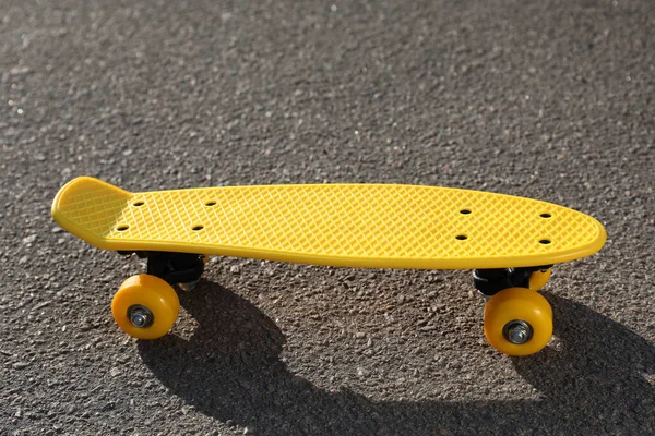 Placa Skate Amarelo Elegante Asfalto Livre — Fotografia de Stock