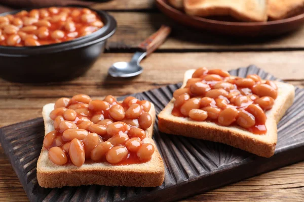 Toasts Avec Délicieux Haricots Conserve Sur Une Table Bois — Photo