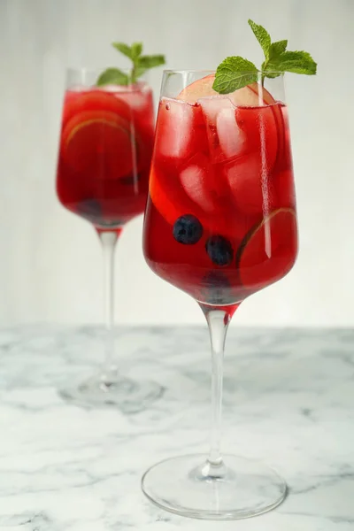 Delicious Red Sangria Φρούτα Λευκό Μαρμάρινο Τραπέζι — Φωτογραφία Αρχείου