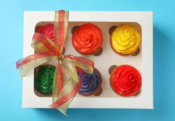 Caixa Com Deliciosos Cupcakes Coloridos Fundo Azul Claro Vista Superior — Fotografia de Stock
