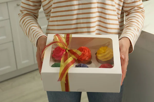 집안에 맛있는 색깔의 컵케이크가 상자를 — 스톡 사진