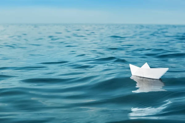 Witte Papieren Boot Drijvend Rivier Ruimte Voor Tekst — Stockfoto