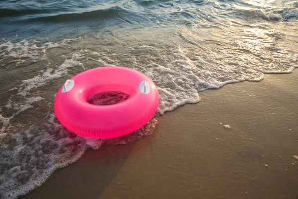 Ярко Розовое Надувное Кольцо Песчаном Пляже Моря Место Текста — стоковое фото