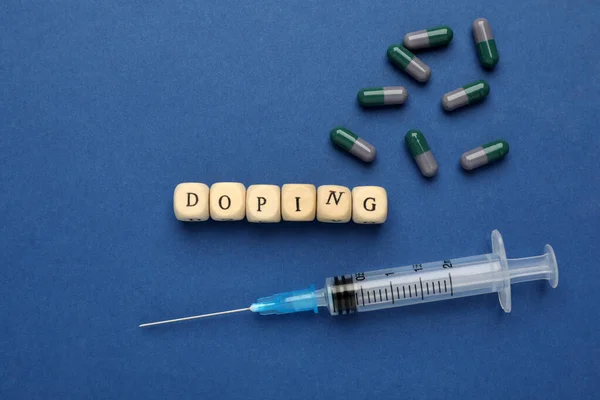 Ahşap Küplerde Kelime Doping Uyuşturucu Mavi Arka Planda Düz Yatıyordu — Stok fotoğraf