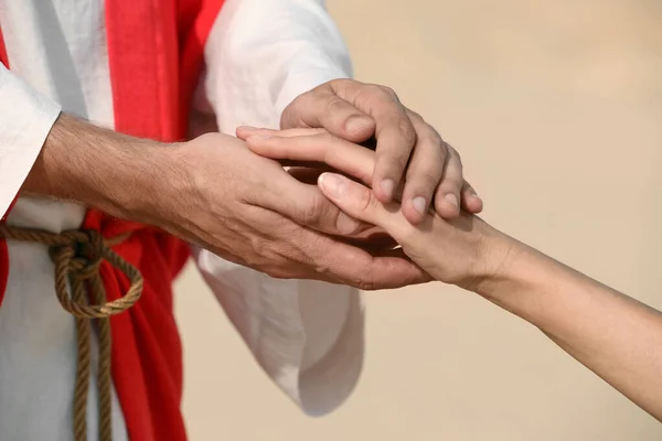 Jesus Cristo Segurando Mão Mulher Deserto Close — Fotografia de Stock