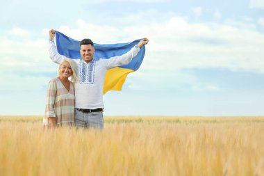 Annesiyle birlikte Ukrayna bayrağı taşıyan bir adam. Metin için boşluk