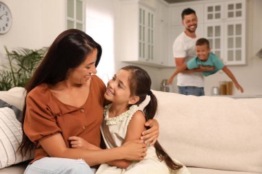 Çocuklu mutlu bir aile evde eğleniyor.