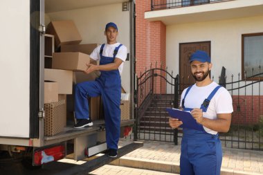 Servis çalışanlarını dışarı taşımak, kutuları boşaltmak ve listeyi kontrol etmek
