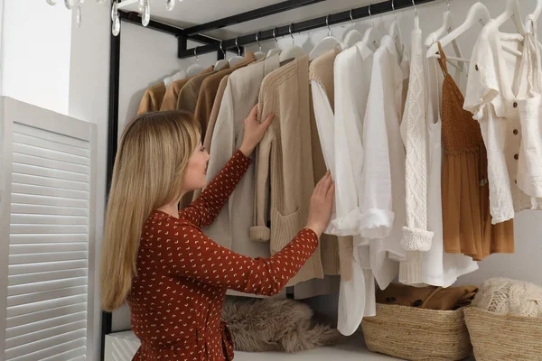 Jovem Mulher Escolhendo Roupa Camarim — Fotografia de Stock