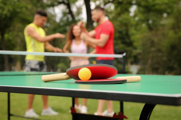 Vrienden Praten Buurt Van Ping Pong Tafel Buiten Focus Rackets — Stockfoto