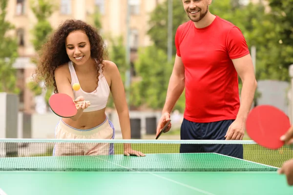 Amigos Jugando Ping Pong Aire Libre Día Verano —  Fotos de Stock