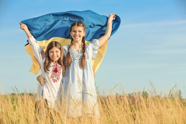Meninas Felizes Com Bandeira Nacional Ucrânia Campo Espaço Para Texto — Fotografia de Stock