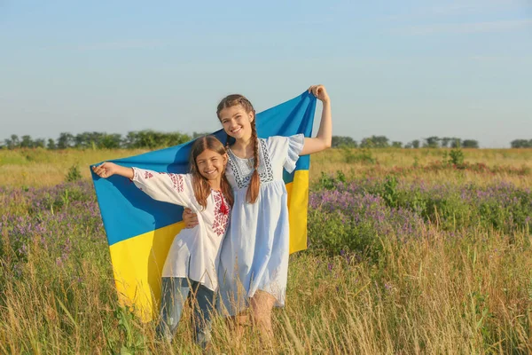 Щасливі Дівчата Національним Прапором України — стокове фото