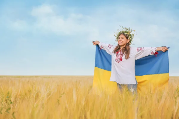 Menina Feliz Com Bandeira Nacional Ucrânia Campo Trigo Espaço Para — Fotografia de Stock