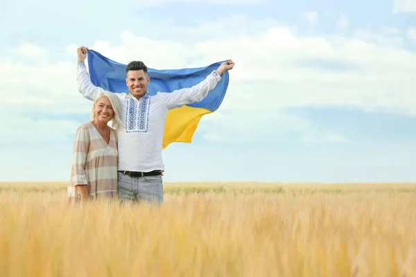 Homem Com Mãe Segurando Bandeira Nacional Ucrânia Campo Espaço Para — Fotografia de Stock