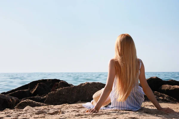 Jonge Vrouw Buurt Van Zee Zonnige Dag Zomer Uitzicht Rug — Stockfoto