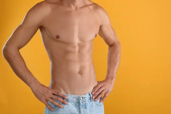 Homem Sem Camisa Com Corpo Magro Fundo Amarelo Close — Fotografia de Stock