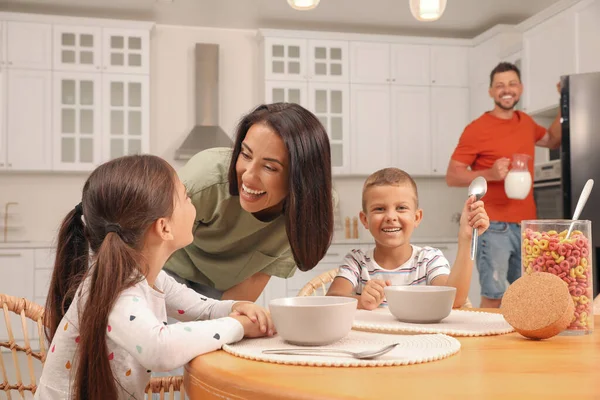 Família Feliz Com Crianças Divertindo Durante Café Manhã Casa — Fotografia de Stock