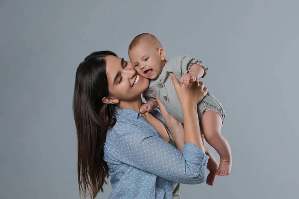 Bella Madre Con Suo Bambino Carino Sfondo Grigio — Foto Stock