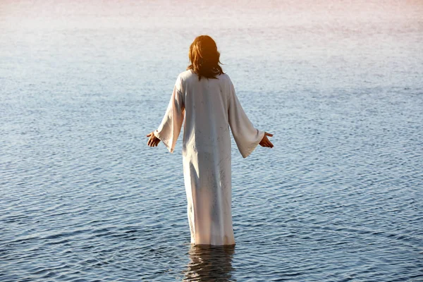 Jesus Cristo Água Iluminada Pelo Sol Manhã Visão Traseira — Fotografia de Stock