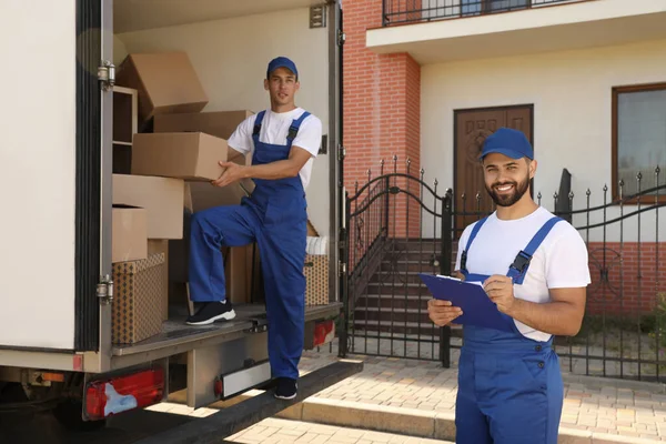 Moving Service Workers Outdoors Unloading Boxes Checking List — Stock Photo, Image