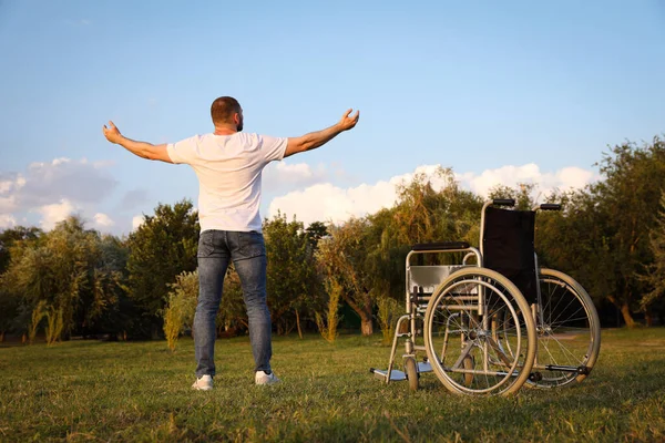 Mężczyzna Stojący Pobliżu Wózka Inwalidzkiego Słoneczny Dzień Widok Tyłu Cud — Zdjęcie stockowe