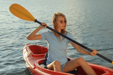 Nehirde kayak yapan güzel bir kadın. Yaz etkinliği