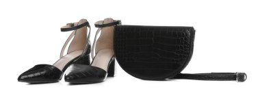 Şık bir kadın çantası ve beyaz ayakkabılar.