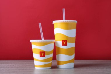 MYKOLAIV, UKRAINE - 12 Ağustos 2021: Soğuk McDonald 's içecekleri ahşap masada