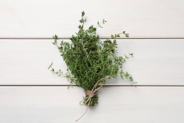 Beyaz ahşap masadaki aromatik kekik sürüsü.