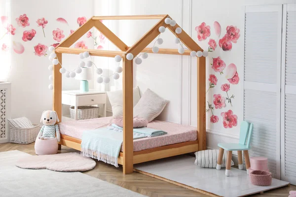 Elegante Habitación Infantil Interior Con Cama Madera Casa —  Fotos de Stock