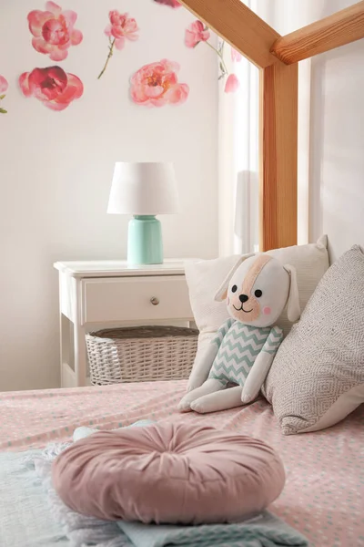 Іграшковий Собака Ліжку Дитячій Кімнаті — стокове фото