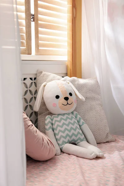 Іграшковий Собака Ліжку Дитячій Кімнаті — стокове фото