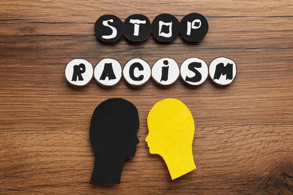 Frase Stop Racismo Diferentes Recortes Cabeça Mesa Madeira Flat Lay — Fotografia de Stock