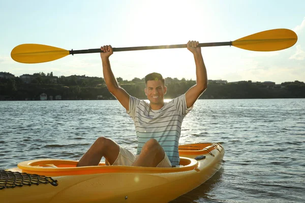 Glücklicher Mann Kajak Fahren Auf Dem Fluss Sommeraktivität — Stockfoto