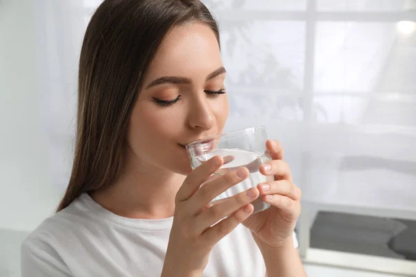 Mujer Bebiendo Agua Del Grifo Vidrio Casa Primer Plano — Foto de Stock