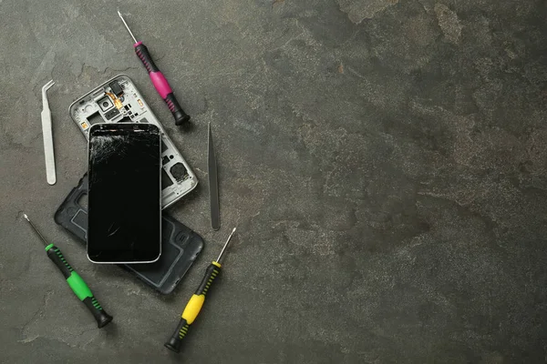 Μέρη Κατεστραμμένο Smartphone Και Εργαλείο Επισκευής Που Γκρι Τραπέζι Επίπεδη — Φωτογραφία Αρχείου