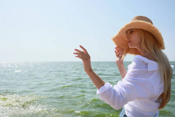 Hermosa Mujer Joven Con Sombrero Paja Cerca Del Mar Día —  Fotos de Stock