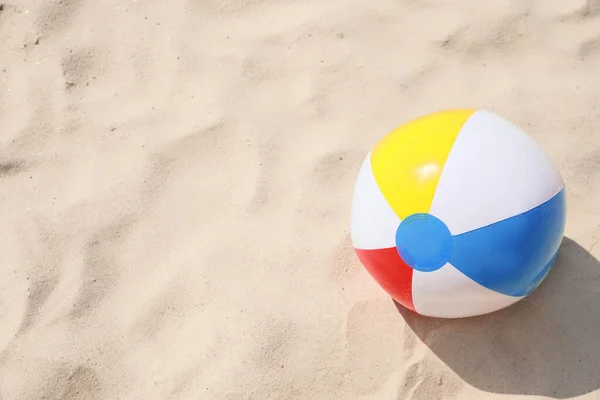 Bola Praia Brilhante Areia Livre Espaço Para Texto — Fotografia de Stock