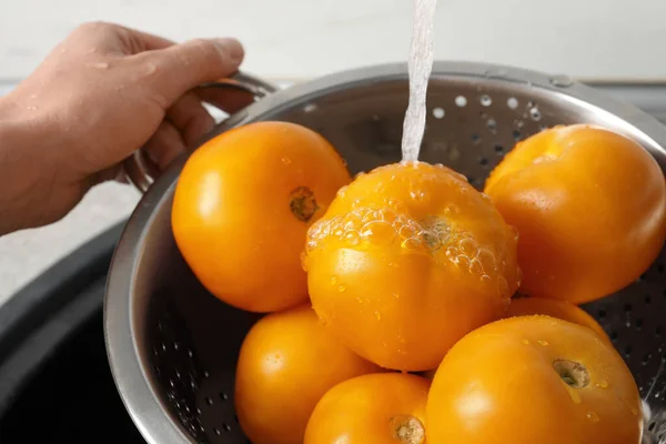 Mujer Lavando Tomates Amarillos Maduros Frescos Primer Plano — Foto de Stock