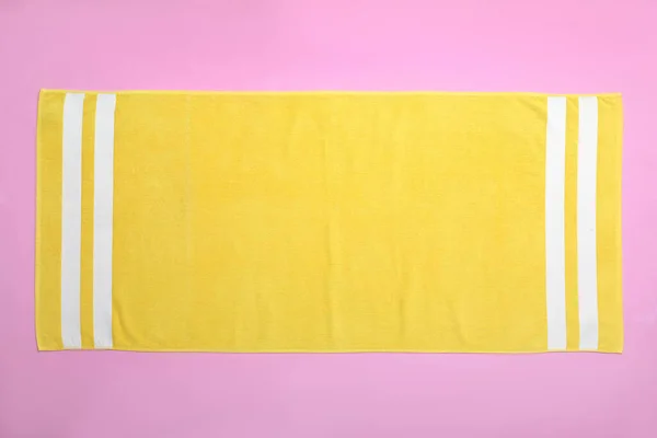 Żółty Ręcznik Plażowy Różowym Tle Widok Góry — Zdjęcie stockowe