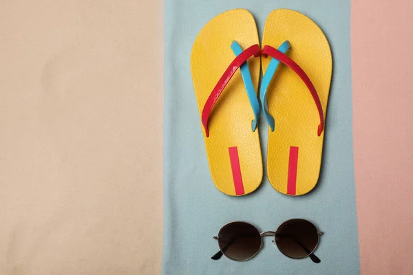 Badetuch Flip Flops Und Sonnenbrille Auf Sand Draufsicht Raum Für — Stockfoto