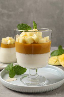 Gri masadaki mangolu lezzetli panna cotta