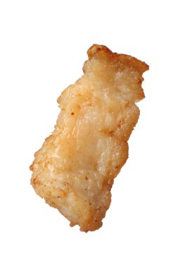 Beyazda izole edilmiş leziz kızarmış çıtırtılar. Pişmiş domuz yağı.